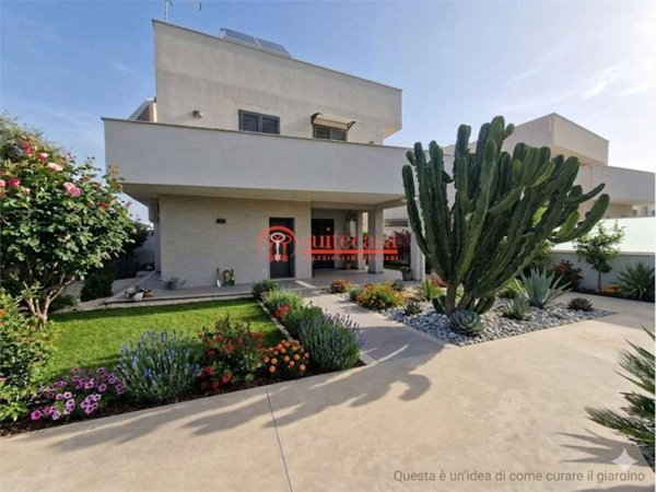 casa indipendente in vendita a Trani in zona Capirro