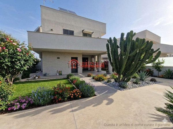 casa indipendente in vendita a Trani in zona Capirro