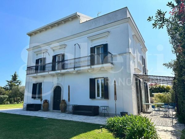 casa indipendente in vendita a Trani in zona Borgo Ottocentesco