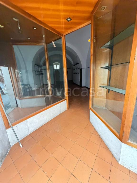 negozio in vendita a Trani in zona Borgo Ottocentesco