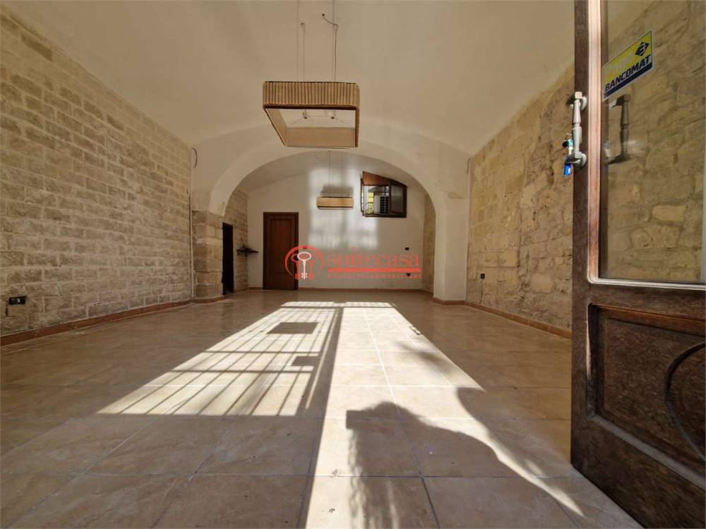 negozio in vendita a Trani in zona Borgo Medievale