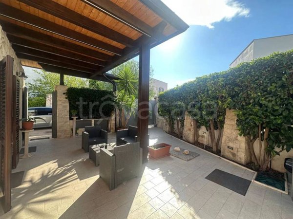 casa indipendente in vendita a Trani in zona Capirro