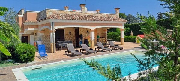 casa indipendente in vendita a Trani in zona Capirro