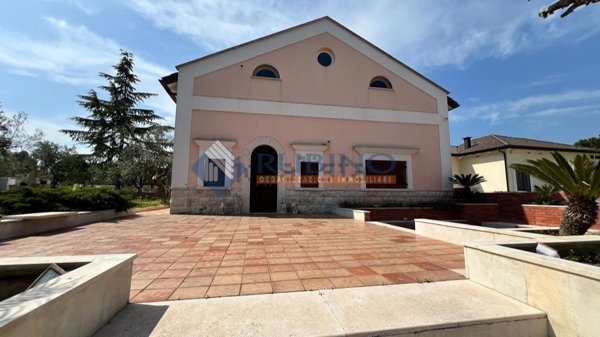 casa indipendente in vendita a Trani in zona Capirro