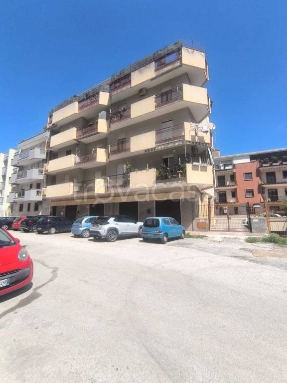 negozio in vendita a Trani in zona Borgo Ottocentesco