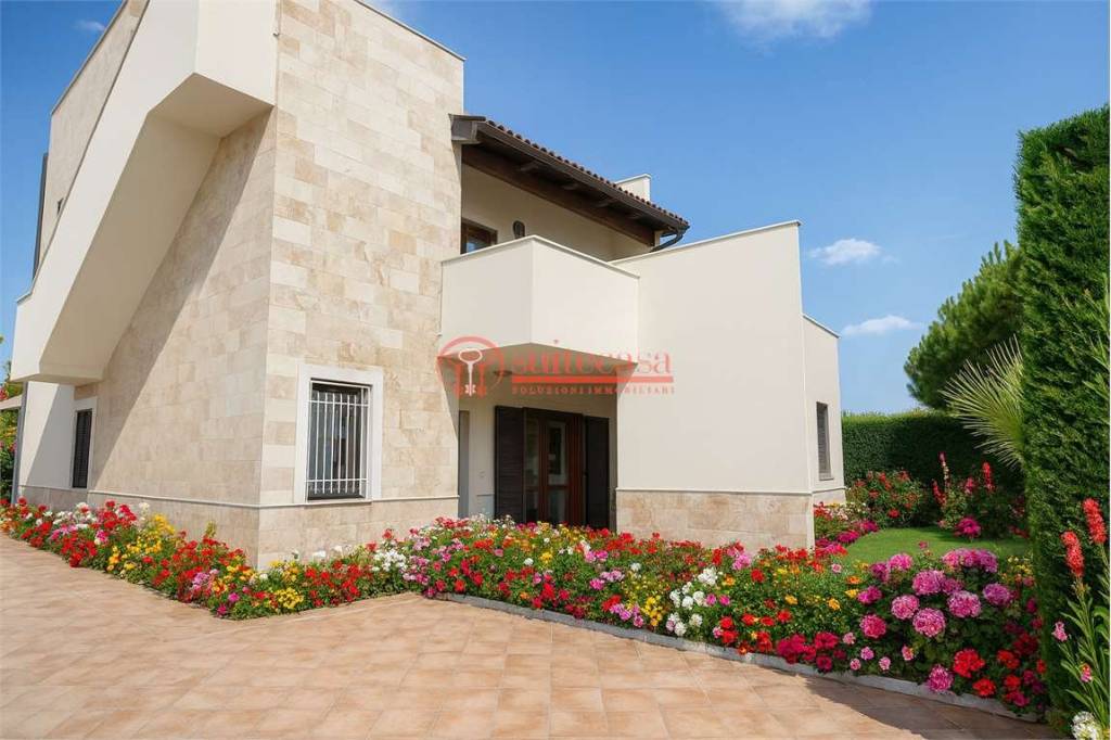 casa indipendente in vendita a Trani in zona Capirro