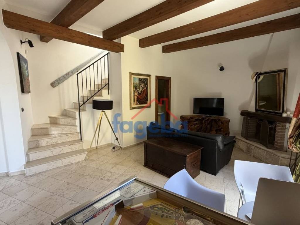 intera palazzina in vendita a Trani in zona Borgo Medievale