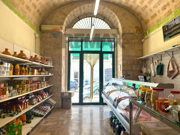negozio in vendita a Trani in zona Borgo Ottocentesco