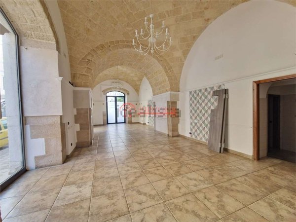 locale commerciale in vendita a Trani in zona Borgo Ottocentesco