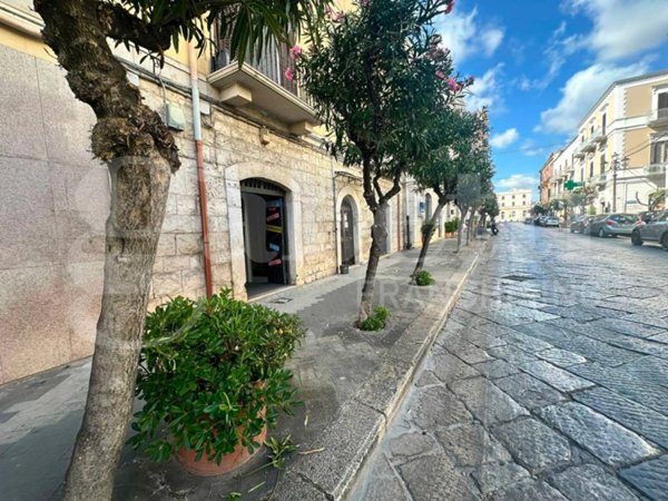 locale commerciale in vendita a Trani in zona Borgo Ottocentesco