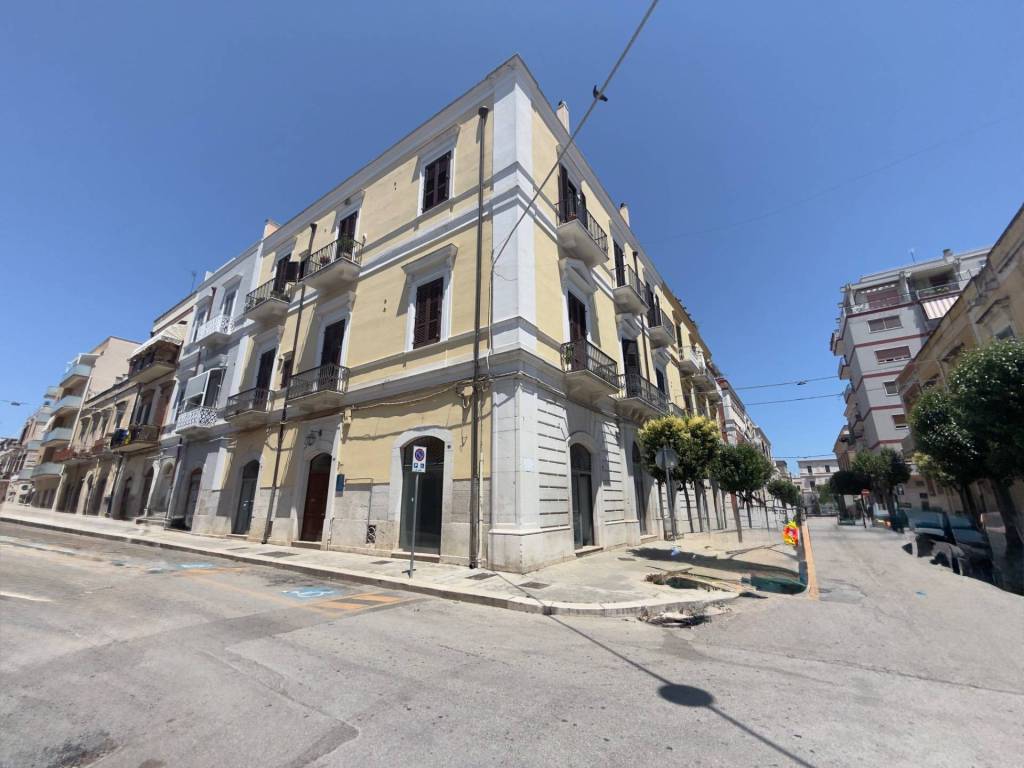 negozio in vendita a Trani in zona Borgo Ottocentesco