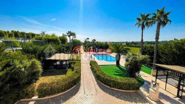 casa indipendente in vendita a Trani in zona Capirro