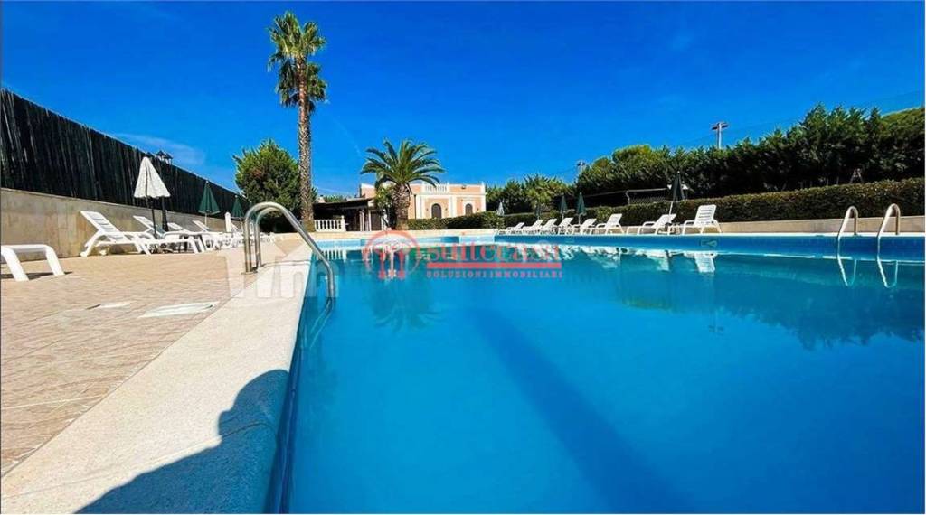 casa indipendente in vendita a Trani in zona Capirro