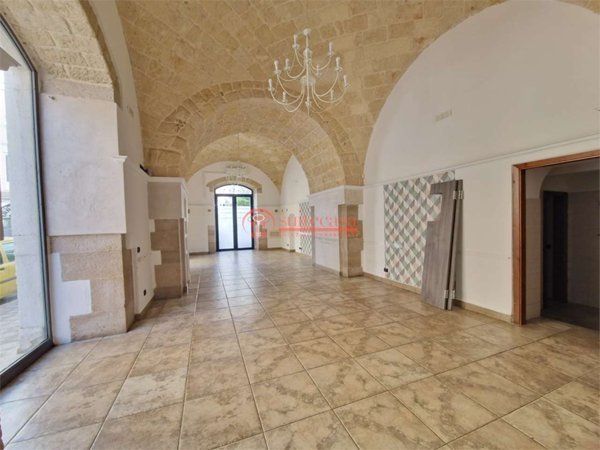 locale commerciale in vendita a Trani in zona Borgo Ottocentesco
