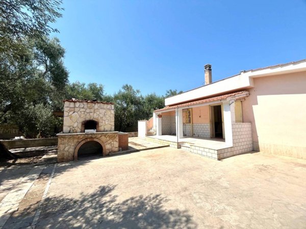 casa indipendente in vendita a Trani in zona Capirro
