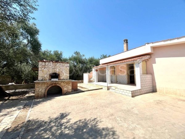 casa indipendente in vendita a Trani in zona Capirro