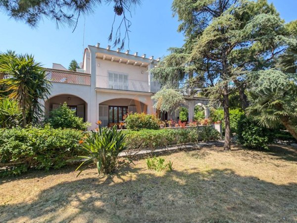 casa indipendente in vendita a Trani in zona Borgo Ottocentesco