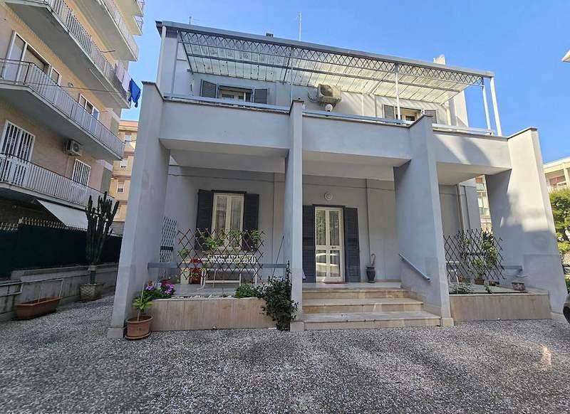 casa indipendente in vendita a Trani in zona Borgo Ottocentesco
