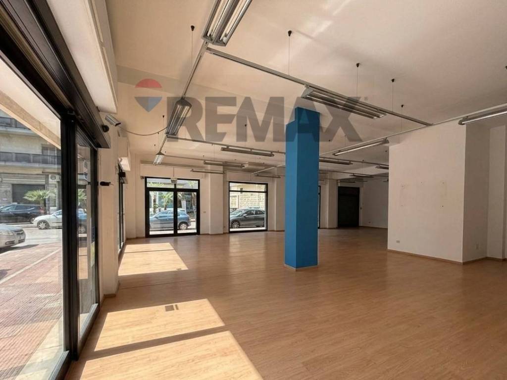 locale commerciale in vendita a Trani in zona Borgo Ottocentesco