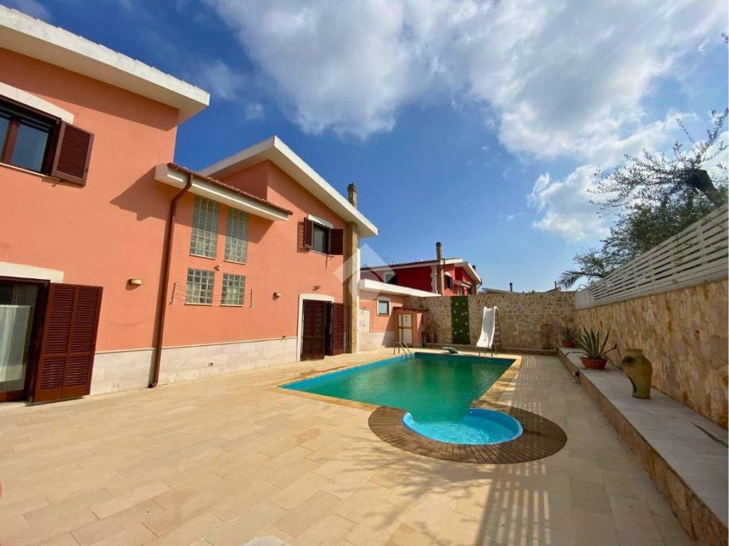 casa indipendente in vendita a Trani in zona Villa Dragonetti