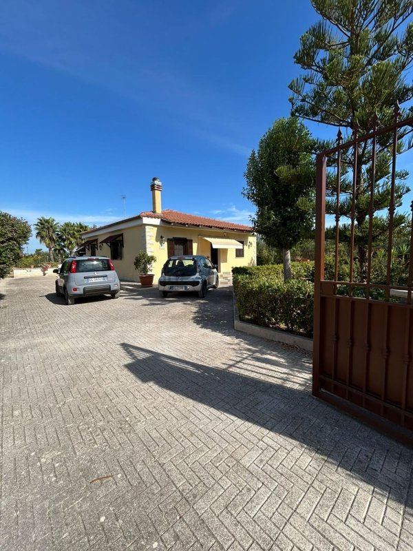casa indipendente in vendita a Trani in zona Villa Dragonetti