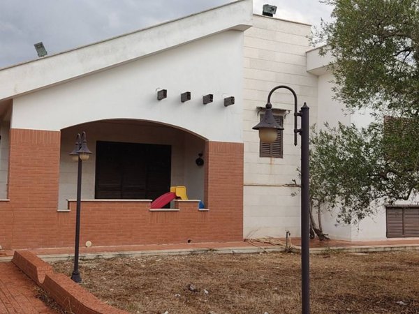 casa indipendente in vendita a Trani in zona Capirro