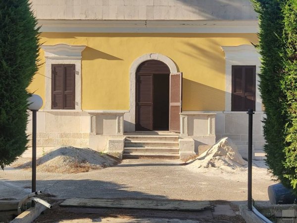 casa indipendente in vendita a Trani in zona Capirro