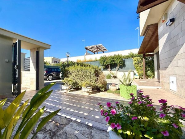casa indipendente in vendita a Trani in zona Villa Dragonetti