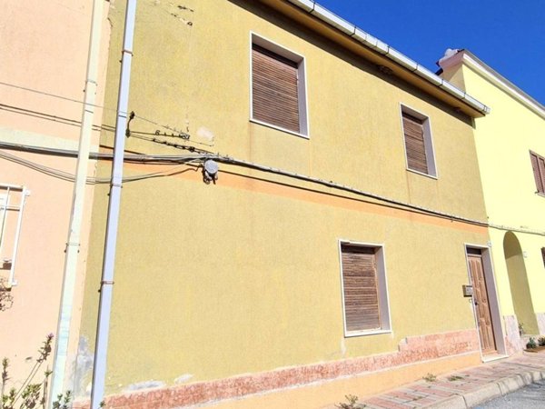 casa indipendente in vendita a Carbonia in zona Serbariu