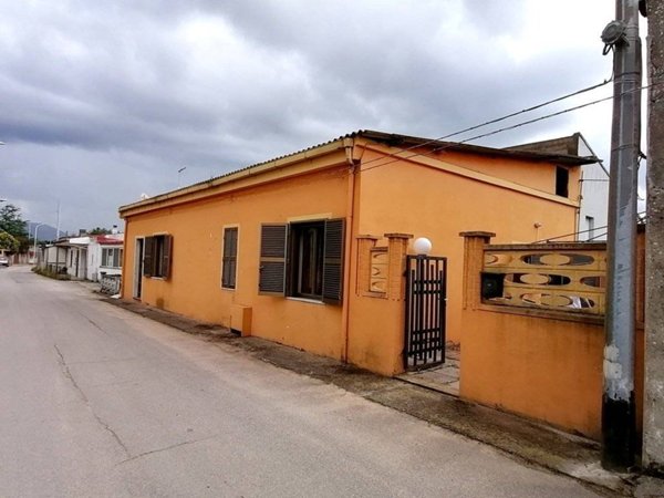 casa indipendente in vendita a Carbonia in zona Flumentepido