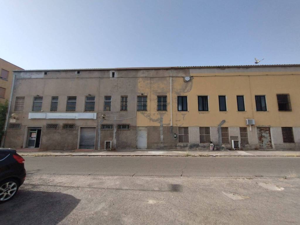 negozio in vendita a Carbonia in zona Cortoghiana