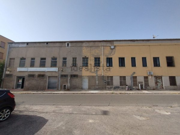 negozio in vendita a Carbonia in zona Cortoghiana