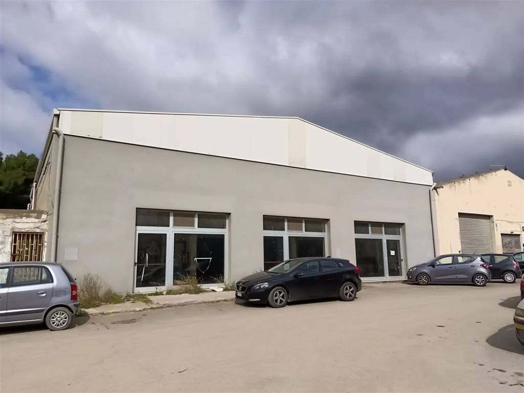 capannone in vendita a Carbonia