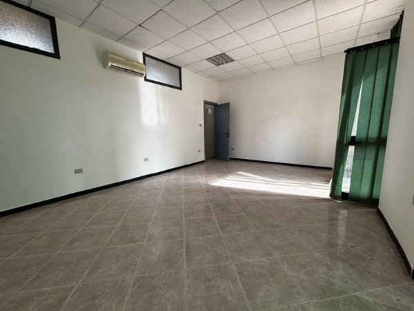 locale commerciale in vendita a Carbonia in zona Cortoghiana