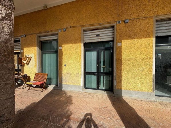 locale commerciale in vendita a Carbonia in zona Cortoghiana