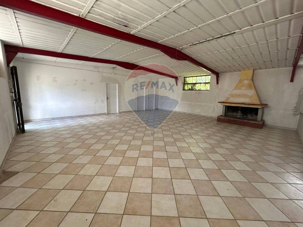 locale commerciale in vendita a Dolianova