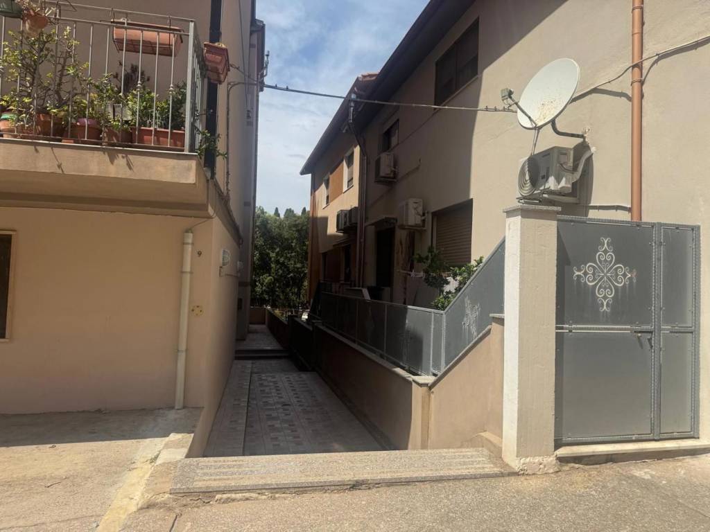 locale commerciale in vendita ad Iglesias in zona San Benedetto
