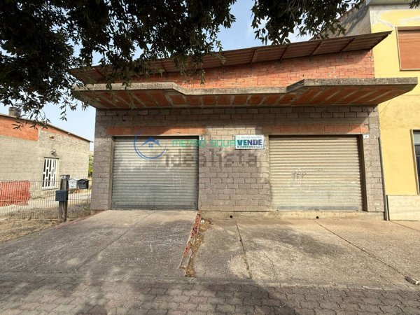 locale commerciale in vendita a San Gavino Monreale