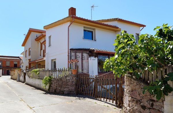 casa indipendente in vendita a San Giovanni Suergiu in zona Is Urigus