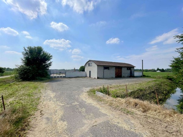 locale di sgombero in vendita a San Vito