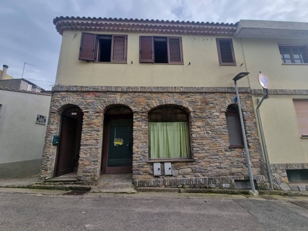 pentavano in vendita a Villasalto in zona Terrapieno