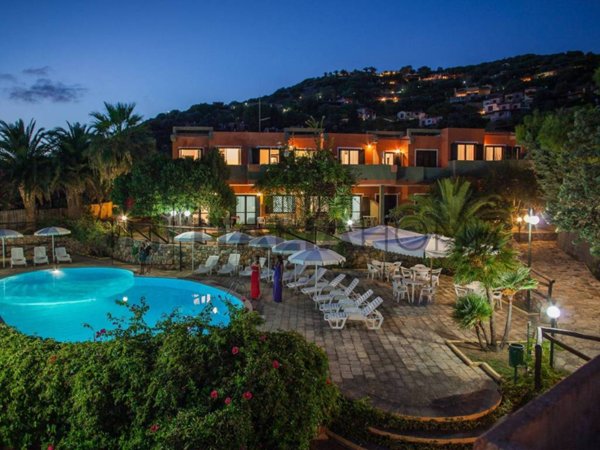 intera palazzina in vendita a Villasimius
