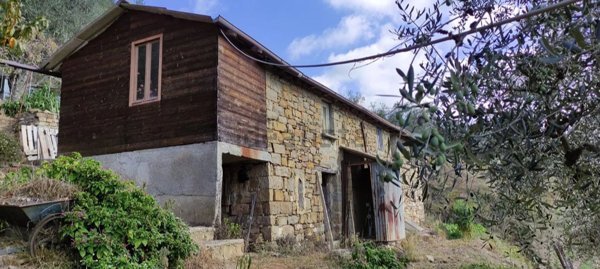 casa indipendente in vendita ad Apricale in zona Semoigo