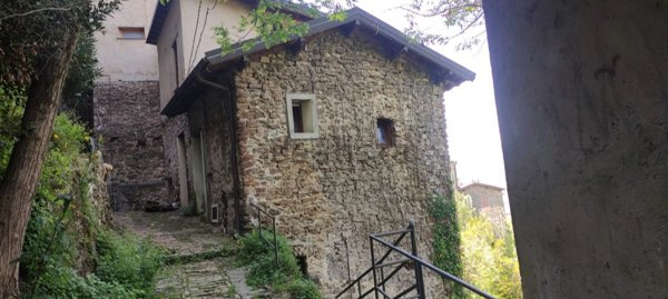appartamento in vendita ad Apricale in zona Semoigo