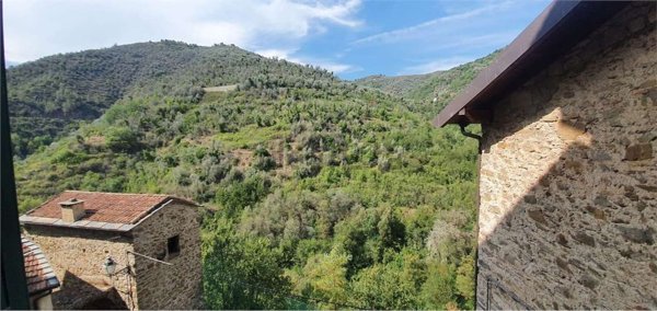 appartamento in vendita ad Apricale in zona Semoigo