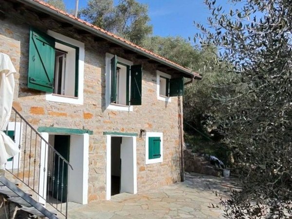 casa indipendente in vendita ad Apricale in zona Semoigo