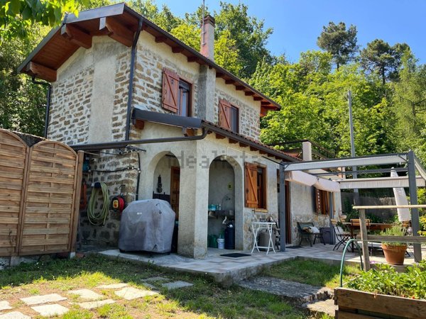 casa indipendente in vendita ad Apricale in zona Semoigo