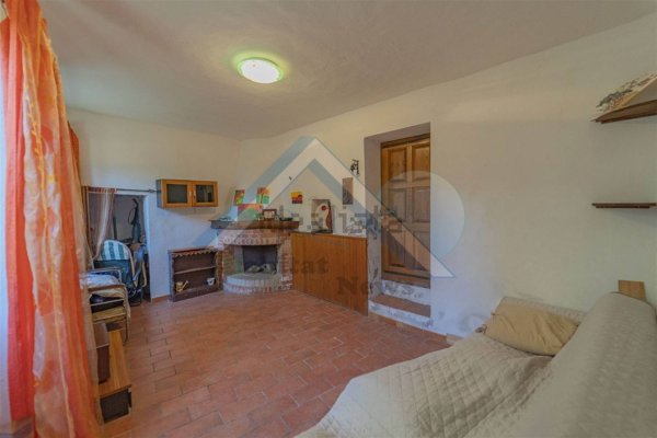 appartamento in vendita ad Apricale in zona Semoigo