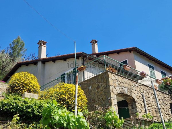 casa indipendente in vendita ad Apricale in zona Semoigo
