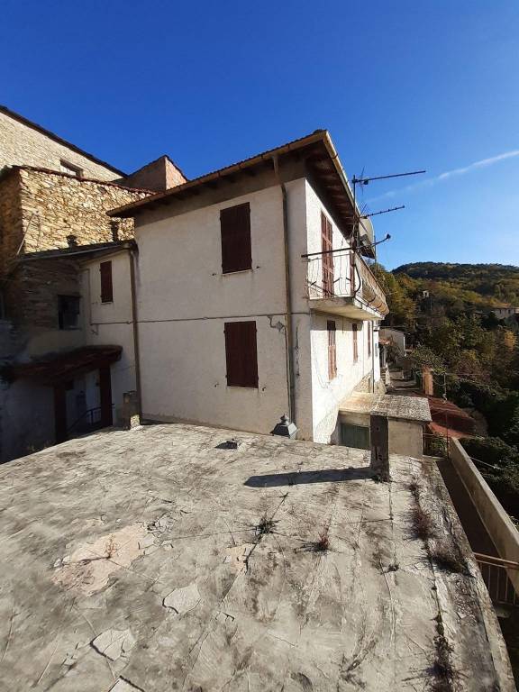 casa indipendente in vendita ad Aquila d'Arroscia